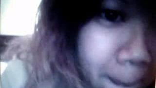 Młoda Azjatka robi sobie palcówkę przed kamerą