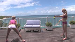 Dwie blondynki i jeden wielki sztuczny kutas