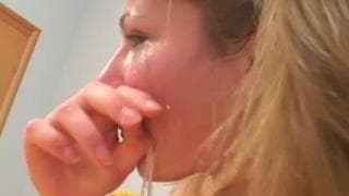 Laska chce spermę na swojej twarzy