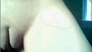 Młoda suka ustawiła kamerę na swoją cipę