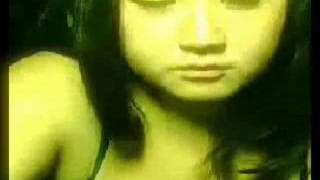 Seksowna azjatycka suka dotyka cycki on line