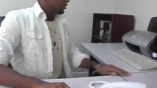 Murzyn lubi penetrować młodą blondynkę