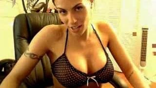 Śliczna dziewczyna zabawia się przed kamerą