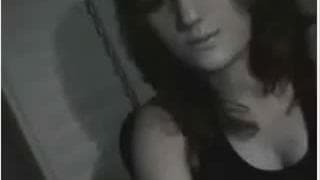 Nastoletnia ślicznotka masturbuje sobie cipę