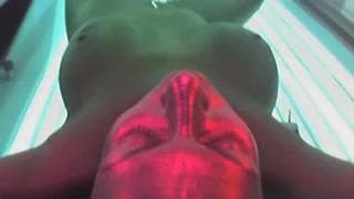 Brunetka lubi solarium