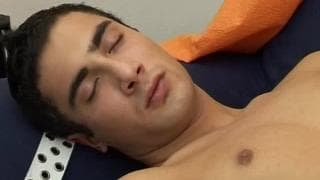 Ondrey masturbuje się solo na sofie