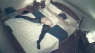 Uwięziona dojrzała kobieta na łóżku