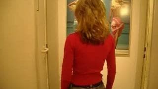 Blondyna obciąga chuja w męskiej toalecie