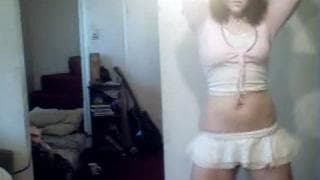 Brunetka popisuje się przed kamerą!