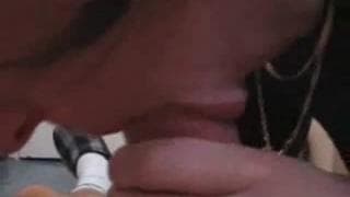 Wspaniałe obciąganie daje młoda dziwka