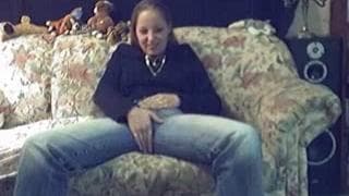 Nastolatka pokazuje swoje wdzięki przed kamerą