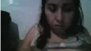 Jej wielkie cycki wypełniają cały ekran