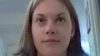 Młoda dziwka przed kamerą z dildo