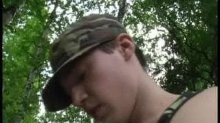 Dwaj żołnierze w lesie-uległy z ostrym