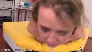 Blond nastolatka ostro wyjebana w usta