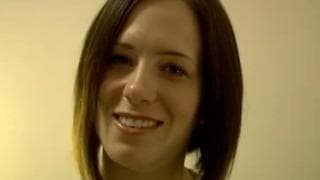 Ivy klęczy przed nim i długo ssie chuja