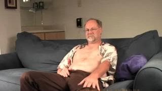 Starszy facet masturbuje się na sofie