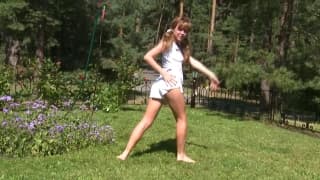 Eva uwielbia tańczyć nago na dworze