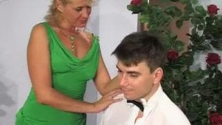 Młody facet wypierdoli dojrzałą babę!