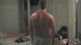 Młody zabawowy gej wali sobie konia