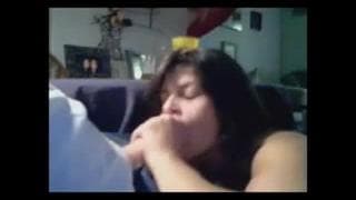 Gorąca brunetka nie może oderwać ust od chuja Gorąca brunetka nie może oderwać ust od chuja