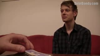 Młody chłopak mocno zerżnięty w dupę w pov