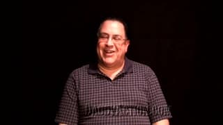 Papis jebie się palcami i masturbuje