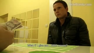 Ten młodziutki gej naprawdę lubi pieniądze