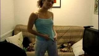 Wesoła masturbacja ładnej nastolatki