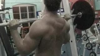 Napakowany gej wali konia na siłowni