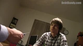 Młody chłopak zapłaci za czynsz własną dupą