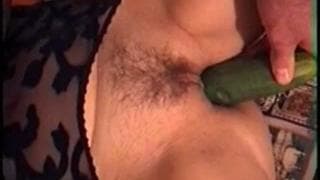 Babka wkłada ogórka do swojej grupy dupy