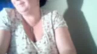 Gruba babka pokazuje światu swoje cyki