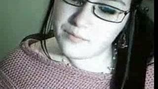 Młoda okularnica pokazuje cycki przed kamerką