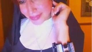 Sprośna zakonnica pokazuje cycki przed kamerą