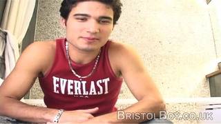 Młody przystojny brunet wali konia