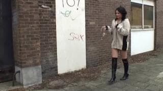 Dojrzała brunetka obciąga go w dziurze