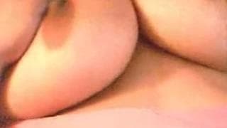 Cycata gruba mamuśka zabawia się ze sobą