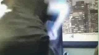 Koleżanka pomaga koleżance w nagraniu filmu