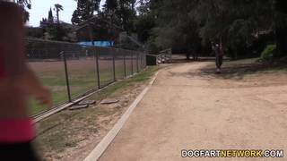 Carmen Callaway trzyma wielkiego kutasa