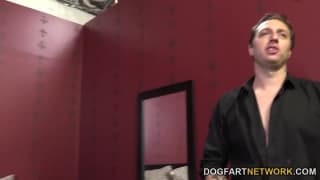 Murzyn rżnie Lolę Foxx a facet patrzy!