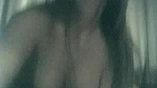 Podnieca wszystkich pizdą przed kamerą