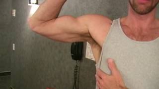 Gej w masce masturbuje się w wannie