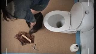 Dziura w ścianie ku radości dziwki!