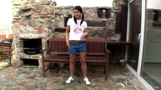 Młoda brunetka zadba sama o siebie!