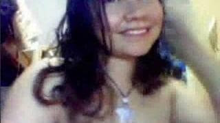 Młoda dziwka głęboko jebie się palcami