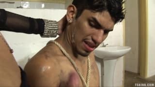 Isabelly Killer dominuje go w toalecie!