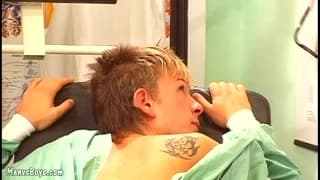 Dwóch seksi gejów zabawi się w doktora!