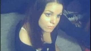 Nastolatka zabawia się swoją pizdą