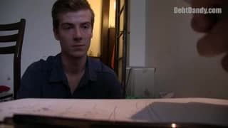 Młody chłopak sprzedaje dupę za kasę